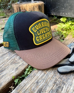 Gorra Trucker, con mesh trasero, regulables y con visera curva. Parches de diseño bordados. 