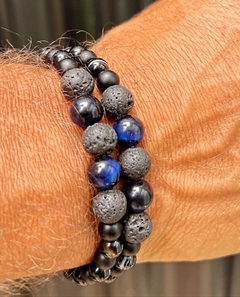 Pulsera de diseño con piedras de ojo de tigre azul naturales, piedras  volcanicas y obsidianas, enhebradas sobre tanza elastica