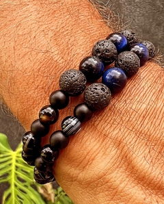 Pulsera de diseño con piedras de ojo de tigre azul naturales, piedras  volcanicas y obsidianas, enhebradas sobre tanza elastica