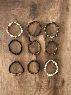 Pulsera de diseño inspirada en la pasion por la aventura. Modelo en piedras amazonitas rusas, enhebradas en tanza elastica, con dige metalico.