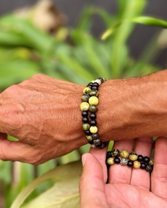 Pulsera de piedras serpentina, con piedra volcanica y obsidiana, enhebrada sobre tanza elastica. 