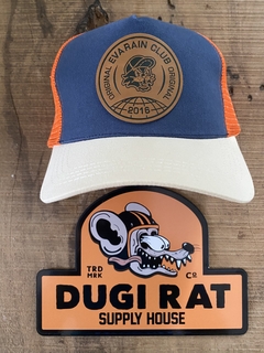 Gorra Trucker, con mesh trasero, regulables y con visera curva. Parches de diseño bordados. 