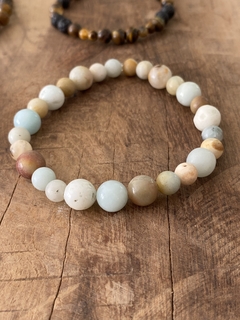 Pulsera de diseño inspirada en la pasion por la aventura. Modelo en piedras amazonitas rusas, enhebradas en tanza elastica, con dige metalico.