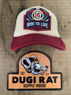 Gorra Trucker, con mesh trasero, regulables y con visera curva. Parches de diseño bordados. 