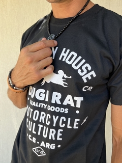Remeras con diseños propios inspirados en el aire libre y la pasion por las motos, en algodon de excelente calidad e intervenidas con sistema DTG