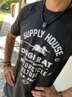 Remeras con diseños propios inspirados en el aire libre y la pasion por las motos, en algodon de excelente calidad e intervenidas con sistema DTG