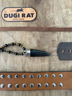 Collar con cuerno de asta , el cuerpo del mismo esta confeccionado con piedras obsidianas naturales y piedra ojo de tigre natural de 6mm. Cierre en mosqueton de acero quirurgico. 