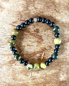 Pulsera de piedras serpentina, con piedra volcanica y obsidiana, enhebrada sobre tanza elastica. 