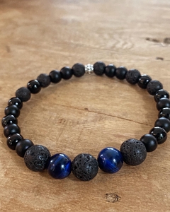Pulsera de diseño con piedras de ojo de tigre azul naturales, piedras  volcanicas y obsidianas, enhebradas sobre tanza elastica