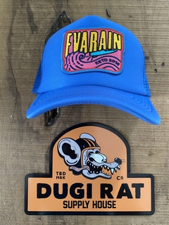 Gorra Trucker, con mesh trasero, regulables y con visera curva. Parches de diseño bordados. 
