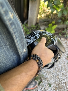Pulsera de diseño con piedras naturales volcanicas y obsidianas, enhebradas sobre tanza elastica