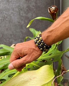Pulsera de piedras serpentina, con piedra volcanica y obsidiana, enhebrada sobre tanza elastica. 