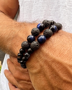 Pulsera de diseño con piedras de ojo de tigre azul naturales, piedras  volcanicas y obsidianas, enhebradas sobre tanza elastica