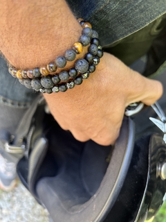Pulsera de piedras naturales de ojo de tigre , piedras volcanicas y piedras obisidianas, enhebradas en tanza elastica. Diferentes talles para todas las medidas.