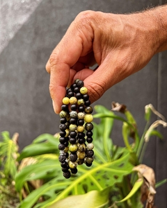 Pulsera de piedras serpentina, con piedra volcanica y obsidiana, enhebrada sobre tanza elastica. 
