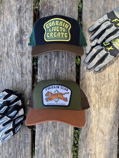 Gorra Trucker, con mesh trasero, regulables y con visera curva. Parches de diseño bordados. 