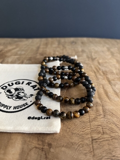Pulsera de piedras naturales de ojo de tigre , piedras volcanicas y piedras obisidianas, enhebradas en tanza elastica. Diferentes talles para todas las medidas.