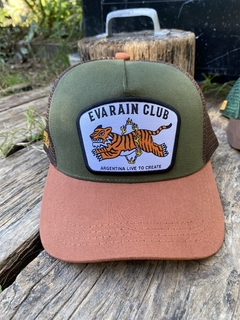 Gorra Trucker, con mesh trasero, regulables y con visera curva. Parches de diseño bordados. 