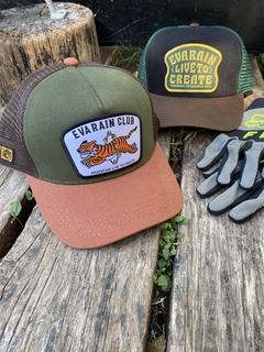 Gorra Trucker, con mesh trasero, regulables y con visera curva. Parches de diseño bordados. 