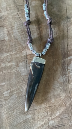 Collar de punta de asta tejido.