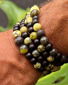 Pulsera de piedras serpentina, con piedra volcanica y obsidiana, enhebrada sobre tanza elastica. 