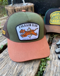 Gorra Trucker, con mesh trasero, regulables y con visera curva. Parches de diseño bordados. 