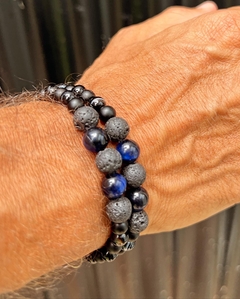 Pulsera de diseño con piedras de ojo de tigre azul naturales, piedras  volcanicas y obsidianas, enhebradas sobre tanza elastica