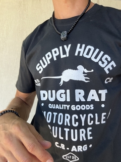 Remeras con diseños propios inspirados en el aire libre y la pasion por las motos, en algodon de excelente calidad e intervenidas con sistema DTG