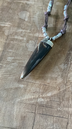 Collar de punta de asta tejido. en internet