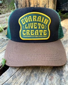 Gorra Trucker, con mesh trasero, regulables y con visera curva. Parches de diseño bordados. 