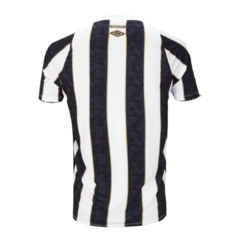 Camisa do Santos Futebol Clube com listras verticais brancas e pretas.
