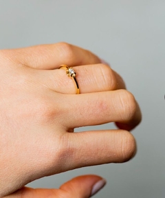 Anillo oro 18 kltes engarsado con un diamante central expuesto