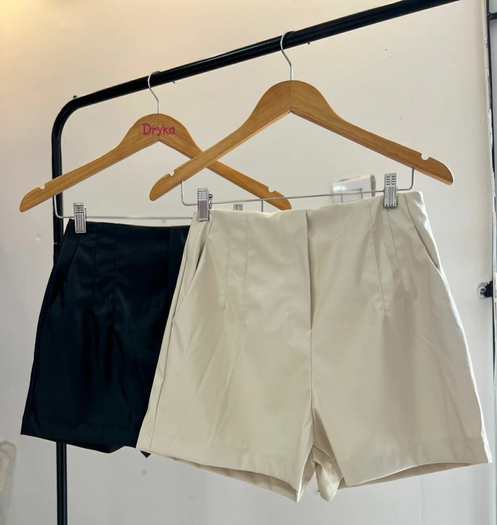 SHORTS ZARA DE COURO