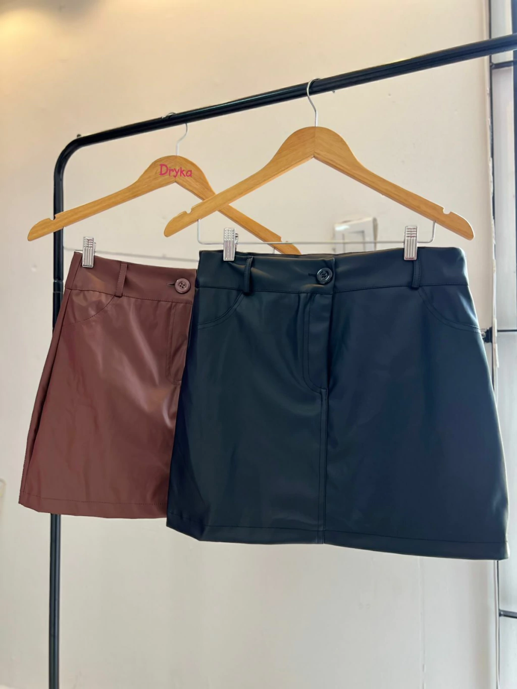 SHORTS SAIA DE COURO