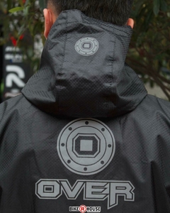 CHAQUETA IMPERMEABLE OVER (DOBLE FAZ)