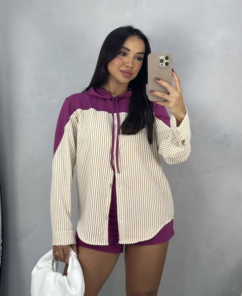 Conjunto camisa com capuz e short listrado fúcsia