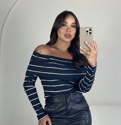 Blusa ombro a ombro listrada na internet