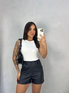 Short courino botões preto na internet
