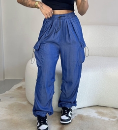 Calça jogger cargo fake jeans
