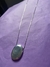 Colar longo com placa