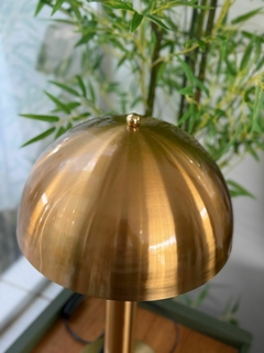 Abajur de metal dourado (52cm) - comprar online