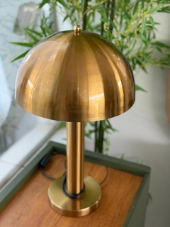 Abajur de metal dourado (52cm) na internet
