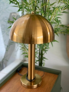 Abajur de metal dourado (52cm) - loja online