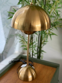 Abajur metal dourado - Letícia Manducchi