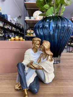 Escultura Decorativa de Poliresina Casal Colorido 16x13x15cm