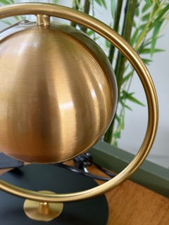 Abajur de metal dourado e preto - comprar online
