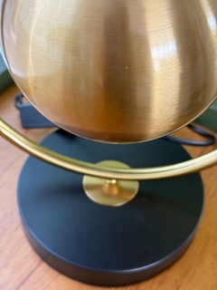 Abajur de metal dourado e preto