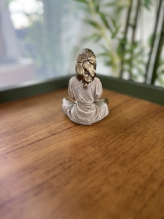 Estátua decorativa mãe e filha na internet