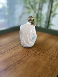 Estátua pai e filho decorativa