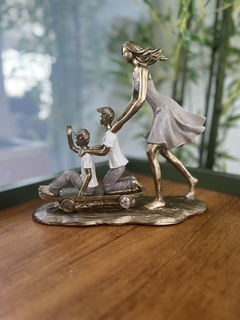 Estatueta de família na internet